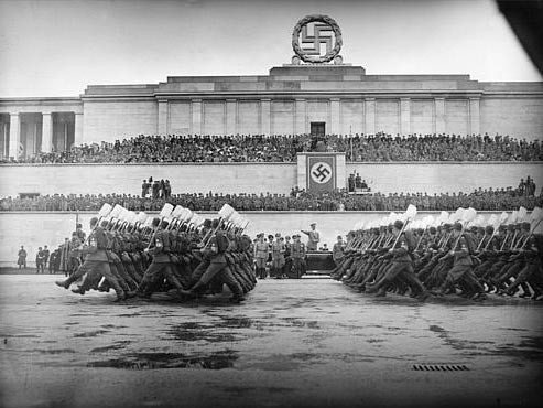 sanierungsfall-hitlertribuene